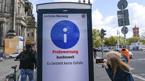 The alarm didn't go off in some places and push alerts arrived late on many users' smart phones. The alarm didn't go off in some places and push alerts arrived late on many users' smart phones.
