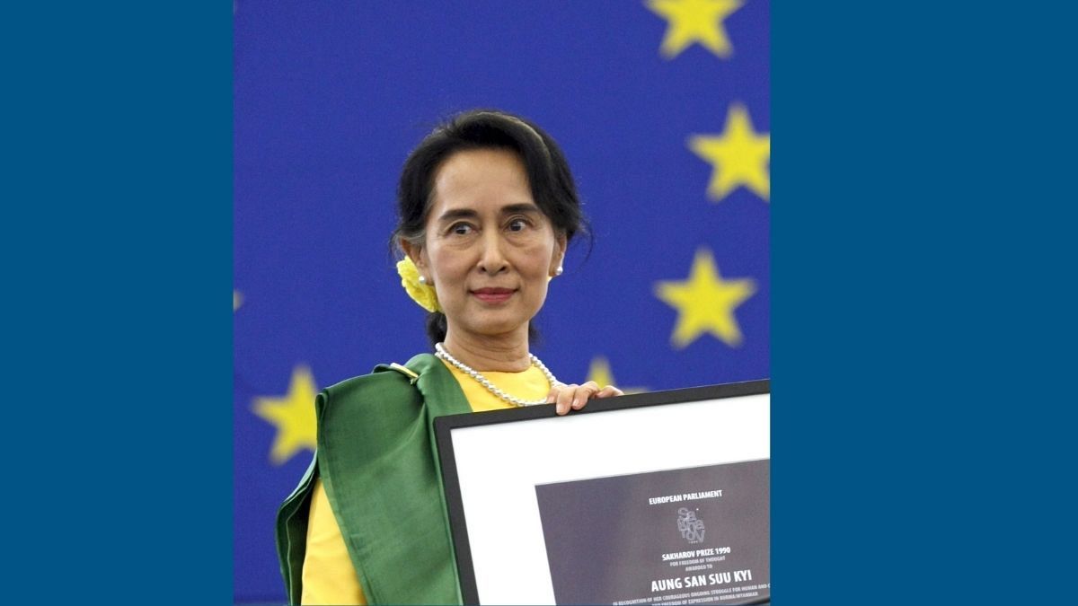 آنگ سان سو چی در سال ۲۰۱۳ جایزه ساخاروف سال ۱۹۹۰ را در پارلمان اروپا دریافت کرد