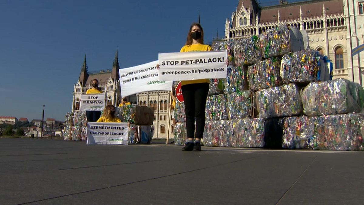Greenpeace-Aktion: PET-Plastikberge vor dem Parlamentsgebäude in Budapest