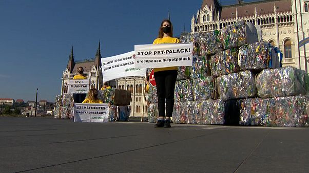 Greenpeace-Aktion: PET-Plastikberge vor dem Parlamentsgebäude in Budapest Greenpeace-Aktion: PET-Plastikberge vor dem Parlamentsgebäude in Budapest
