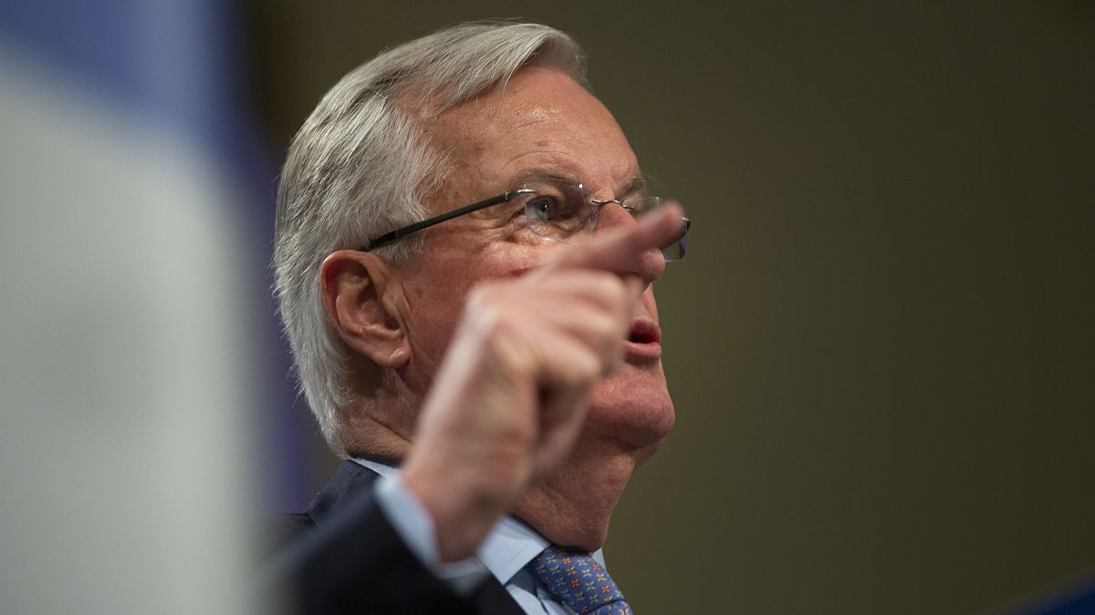 Michel Barnier punta il dito su Boris Johnson. 