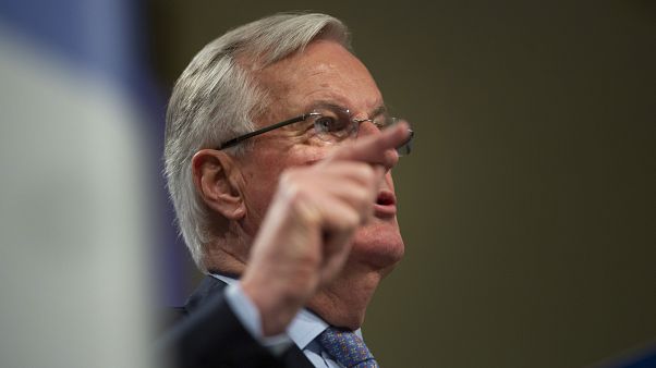 Michel Barnier punta il dito su Boris Johnson. Michel Barnier punta il dito su Boris Johnson.