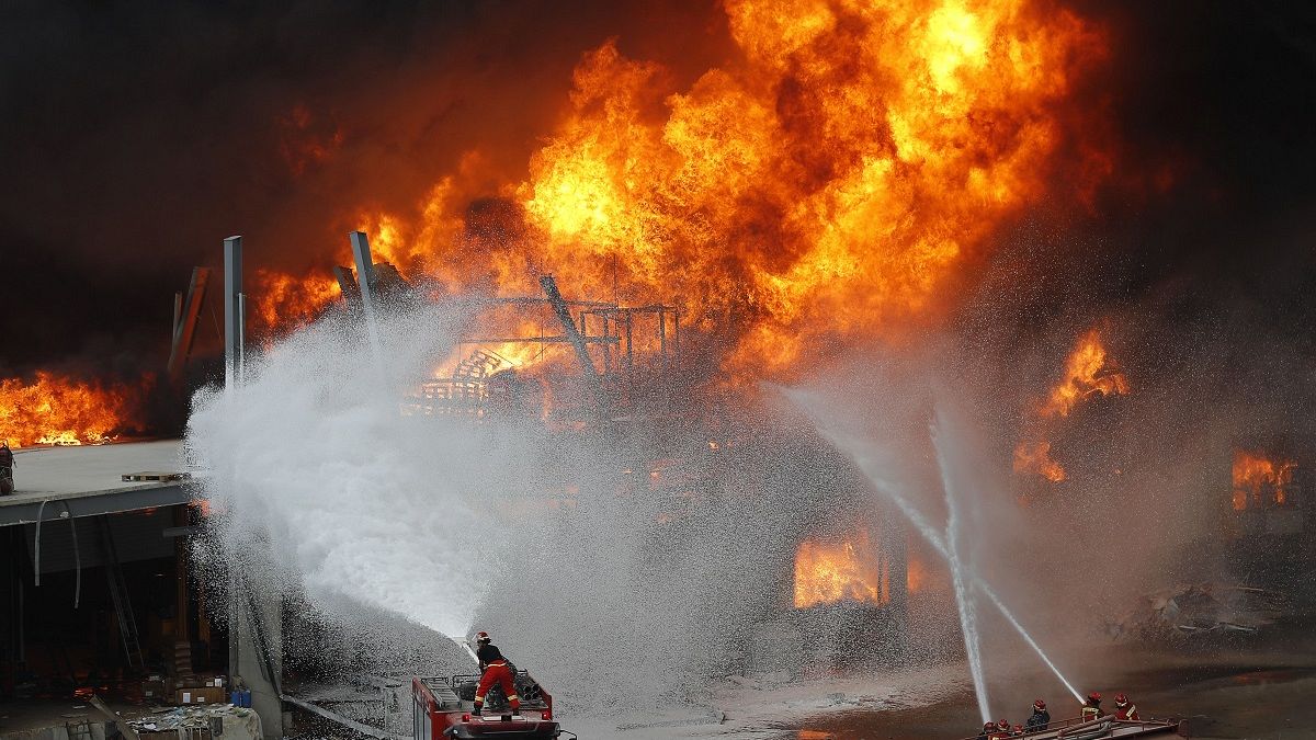  تصاویر آتش‌سوزی در بندر بیروت؛ این بار بالگرد به کمک آمد