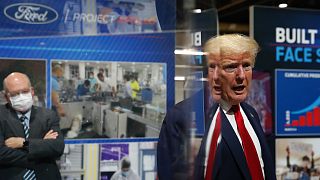 Trump egy michigani Ford üzemben, amely orvosi felszerelések gyártására állt át