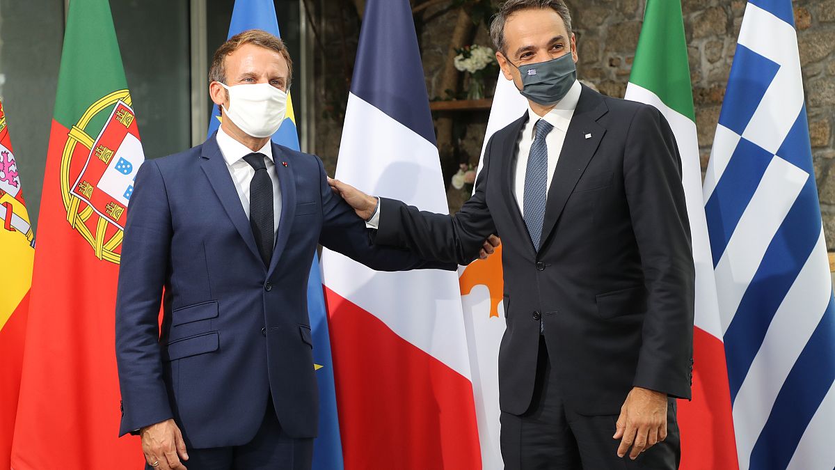 El presidente francés Emmanuel Macron recibe al primer ministro griego, Kyriakos Mitsotakis, a su llegada a la cumbre