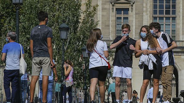 Fransa'nın başkenti Paris'teki Louvre Müzesi önünde bekleyen vatandaşlar Fransa'nın başkenti Paris'teki Louvre Müzesi önünde bekleyen vatandaşlar