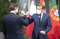 Conte e Macron si salutano cosi.