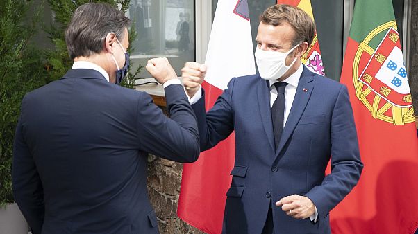 Conte e Macron si salutano cosi. Conte e Macron si salutano cosi.