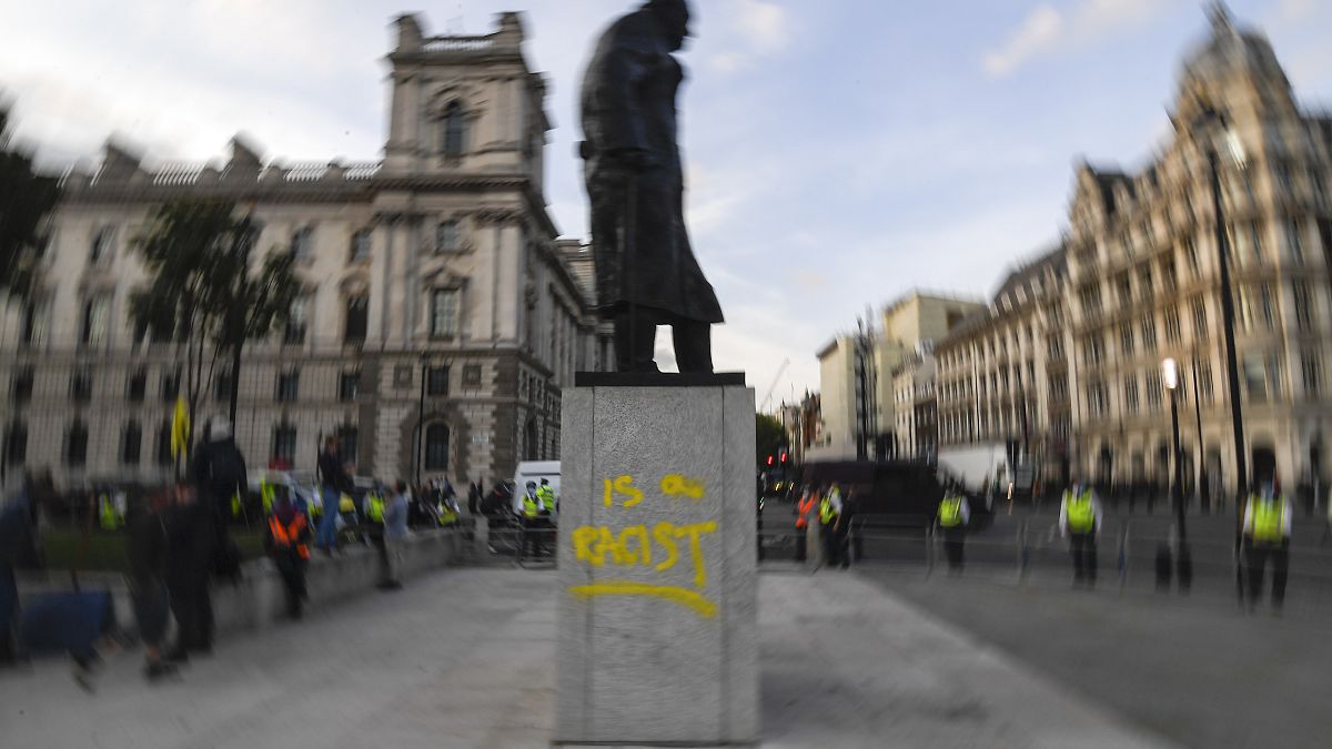 روی مجسمه چرچیل در میدان پارلمان لندن نوشته شده: او یک نژادپرست است