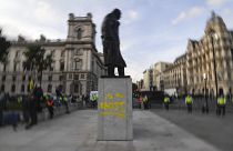 روی مجسمه چرچیل در میدان پارلمان لندن نوشته شده: او یک نژادپرست است