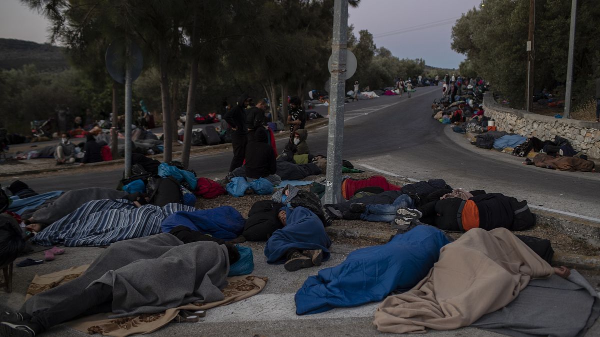 Migranten aus dem abgebrannten Lager Moria schlafen am Straßenrand
