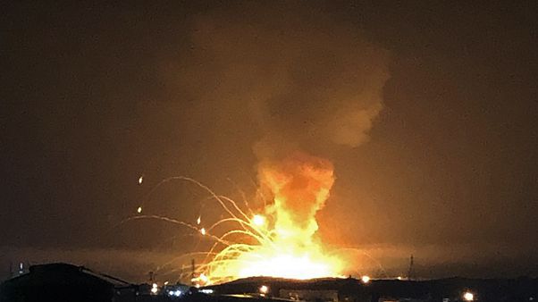 لحظة الانفجار الذي حدث في مستودع للذخيرة في مدينة الزرقاء الأردنية لحظة الانفجار الذي حدث في مستودع للذخيرة في مدينة الزرقاء الأردنية