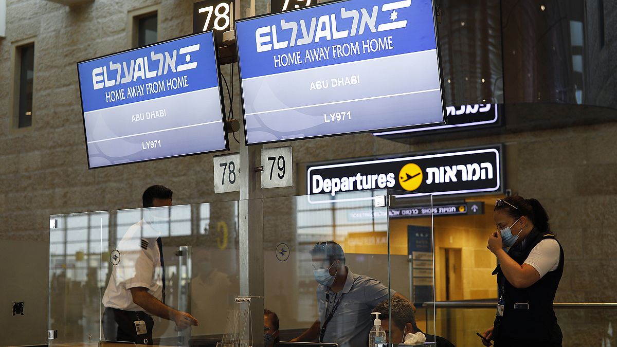 شاشة تعرض رقم رحلة طائرة شركة الخطوط الجوية الإسرائيلية العال التي ستنقل وفدين إسرائيليين وأمريكيين إلى أبو ظبي