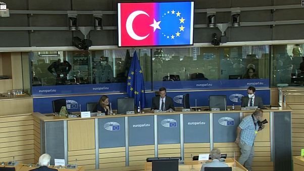 Avrupa Parlamentosu'nda Türkiye bayrağının AB bayrağı ile birlikte gösterilmesi Alman vekilin tepkisini çekti Avrupa Parlamentosu'nda Türkiye bayrağının AB bayrağı ile birlikte gösterilmesi Alman vekilin tepkisini çekti