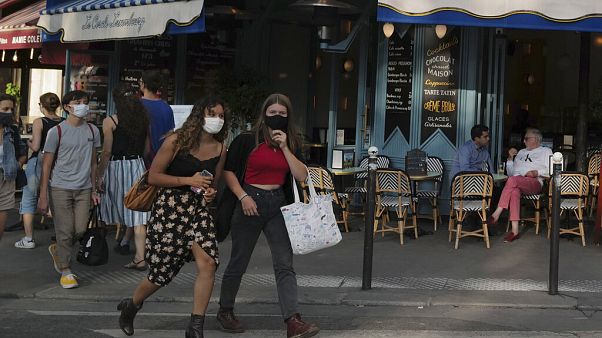 Mascarillas obligatorias en las calles de París, Francia. Mascarillas obligatorias en las calles de París, Francia.