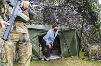 Verteidigungsministerin Annegret Kramp-Karrenbauer verlässt ein Zelt während des Besuchs des I. Deutsch-Niederländischen Korps in Münster, 4.9.2020 