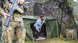 Verteidigungsministerin Annegret Kramp-Karrenbauer verlässt ein Zelt während des Besuchs des I. Deutsch-Niederländischen Korps in Münster, 4.9.2020