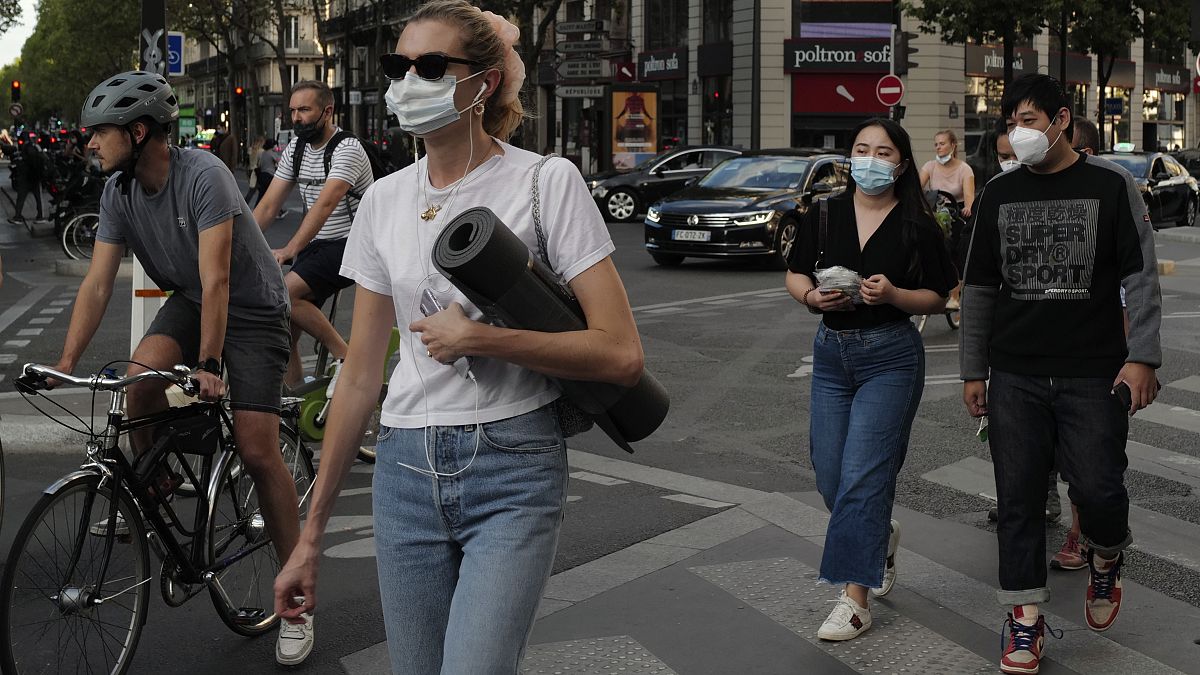 أناس يمشون في باريس وهم يرتدون كمامات لحماية أنفسهم من كوفيد-19. 2020/09/10