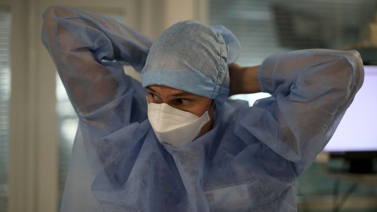 ممرضة فرنسية تضع بدلتها في قاعة مخصصة لمعالجة المصابين بكوفيدـ19 في مدينة مرسيليا. 2020/09/10