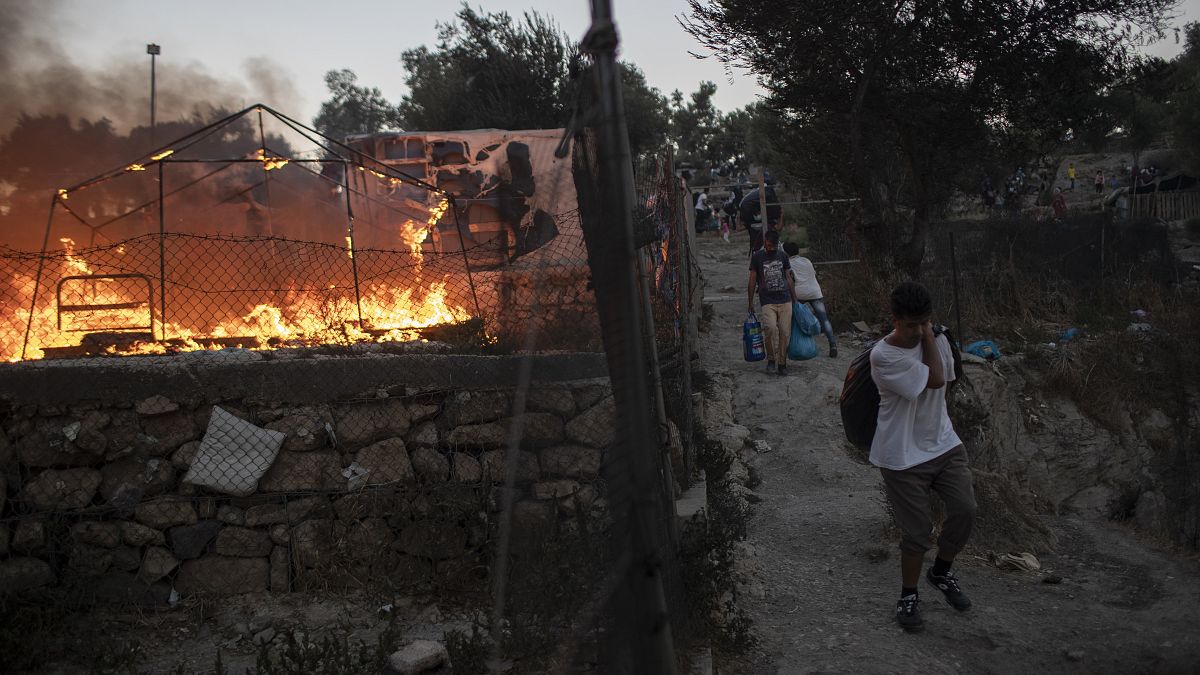 حريق نشب في مخيم للاجئين في اليونان