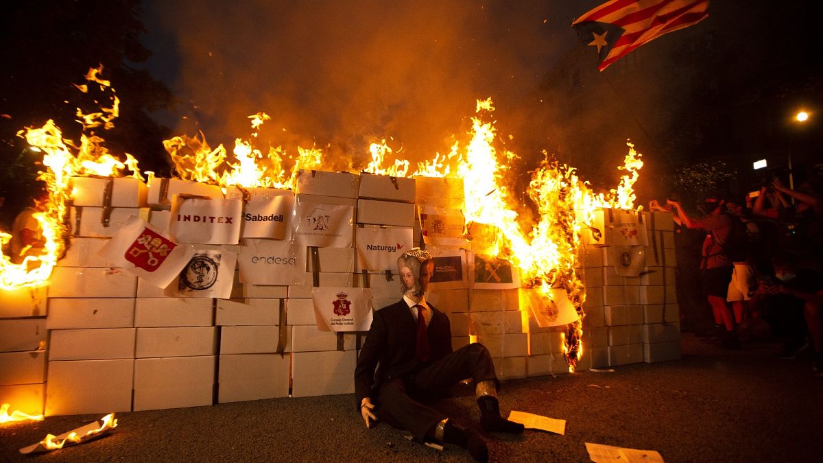 Pro-independent supporters set an effigy representing King Felipe VI on fire during the Catalan National Day in Barcelona,
