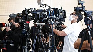 Fernseh-Kameras bei einer Pressekonferenz im Kölner Polizeipräsidium über bundesweite Razzien gegen Kinderpornographie, 2.9.2020