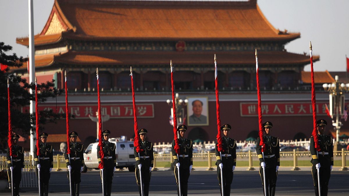 الحرس الشرفي الصيني يقف في ساحة تياننمان في بيكين. 2009/06/03