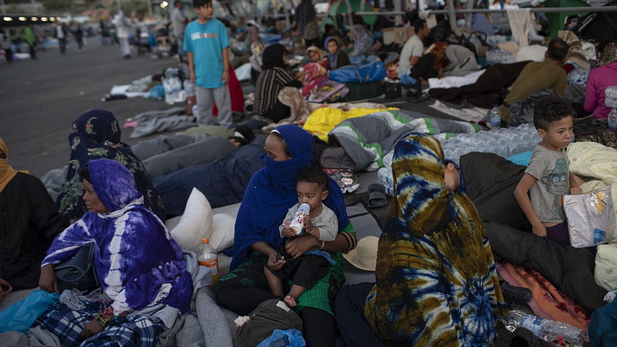 لاجئون بلا مأوى بسبب الحريق الهائل الذي أتى على معظم مخيم موريا في جزيرة لسبوس اليونانية