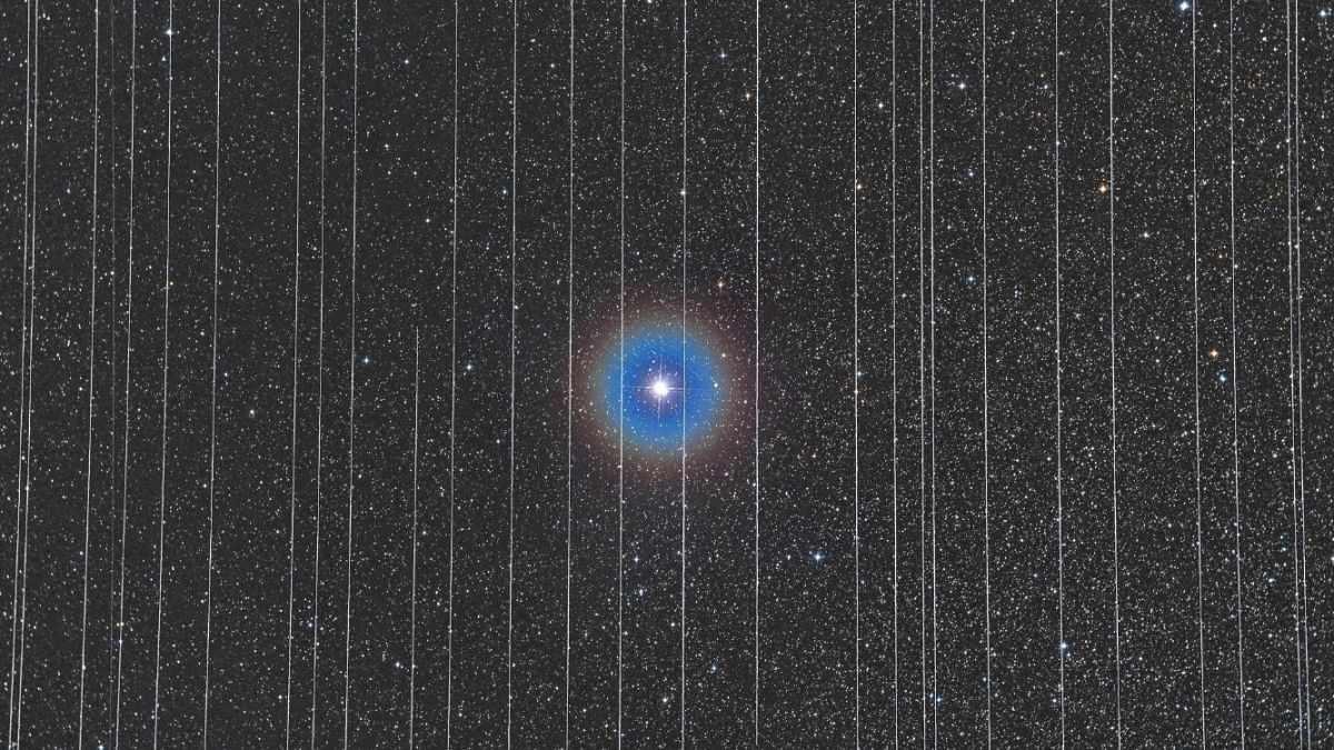 Starlink műholdak egy hosszú expozíciójú felvételen