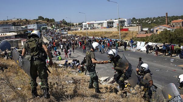 Tausende ehemalige Bewohner des Camps Moria verusuchten, den zentralen Hafen auf Lesbos zu erreichen Tausende ehemalige Bewohner des Camps Moria verusuchten, den zentralen Hafen auf Lesbos zu erreichen