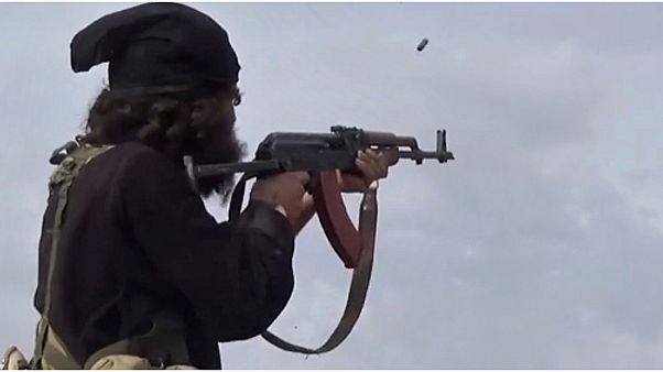 مقاتل من تنظيم الدولة الإسلامية مقاتل من تنظيم الدولة الإسلامية