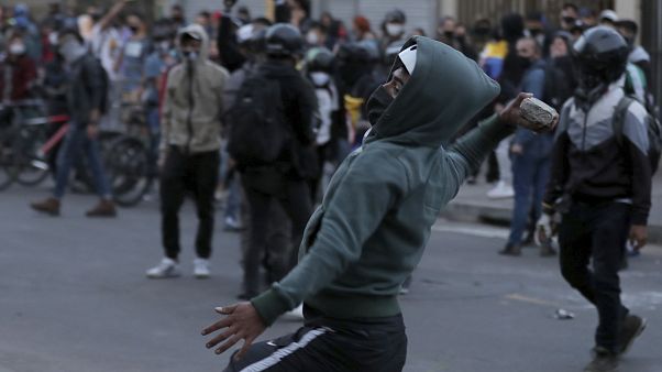 Un manifestante lanza piedras a la policía durante una de las protestas en Bogotá Un manifestante lanza piedras a la policía durante una de las protestas en Bogotá