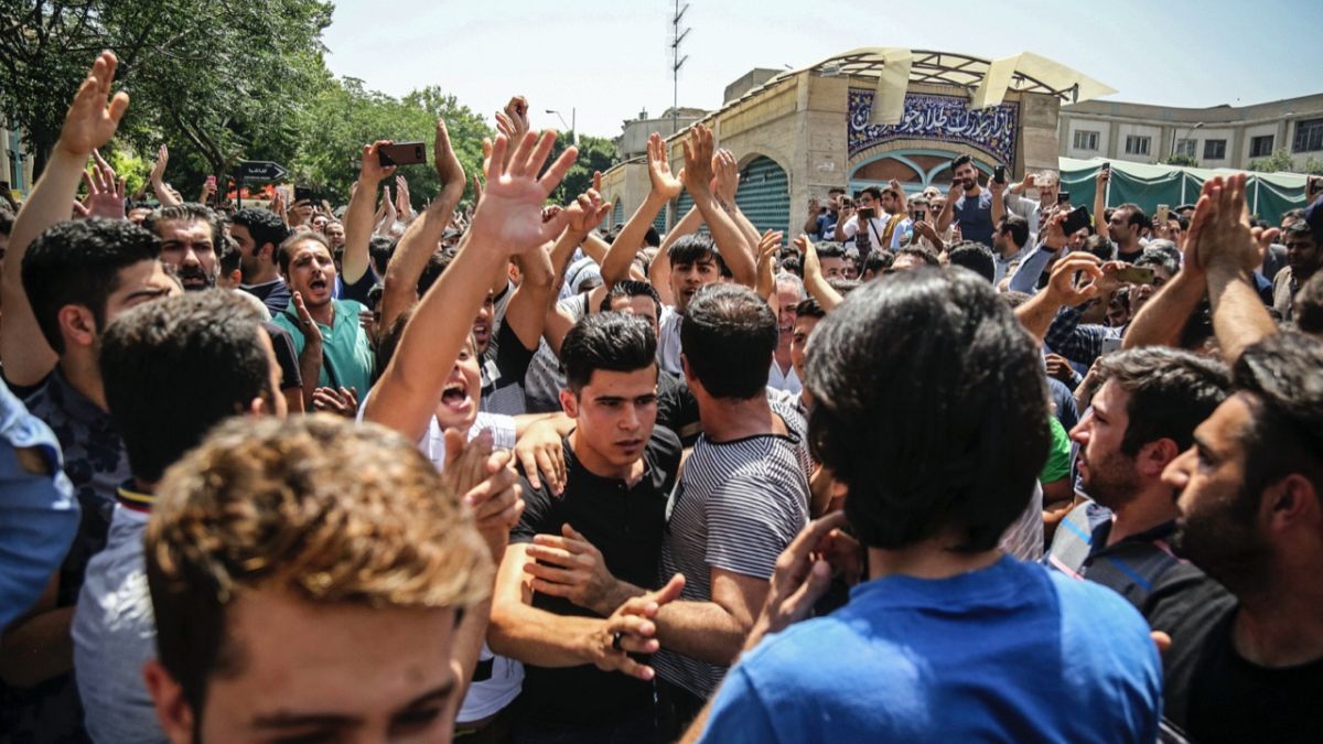 2018 yılında ekonomisi kötü giden İran'da halk hükümeti bir çok şehirde protesto ediyordu
