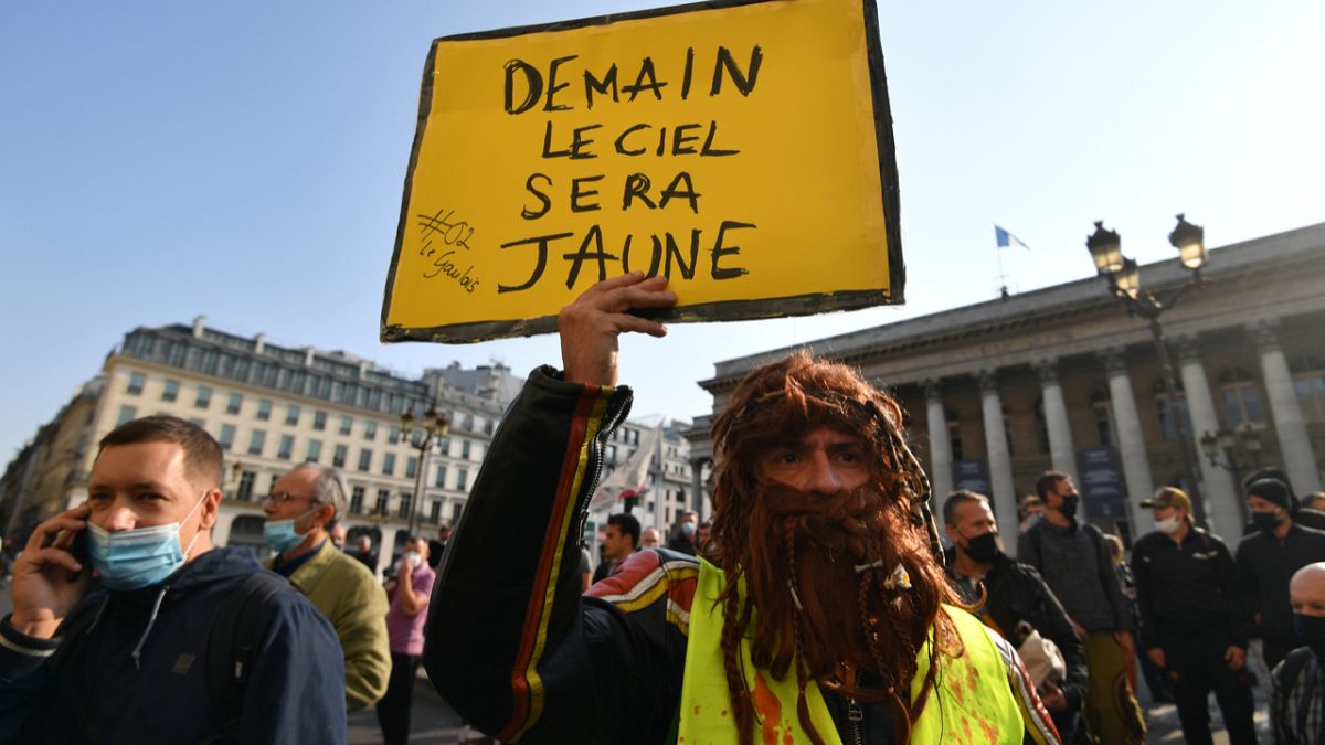 Bir sarı yelekli Paris'te elinde "Yarın gök yüzü sarı olacak" pankartı ile gösteriye katıldı