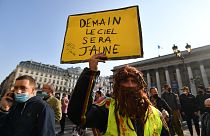 Bir sarı yelekli Paris'te elinde "Yarın gök yüzü sarı olacak" pankartı ile gösteriye katıldı
