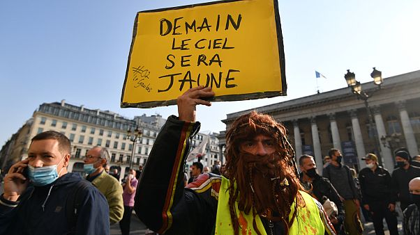 Bir sarı yelekli Paris'te elinde "Yarın gök yüzü sarı olacak" pankartı ile gösteriye katıldı Bir sarı yelekli Paris'te elinde "Yarın gök yüzü sarı olacak" pankartı ile gösteriye katıldı