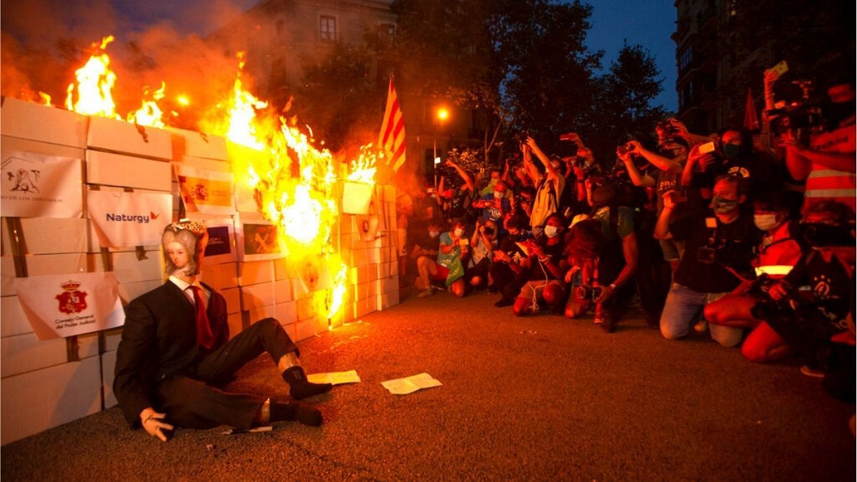 هواداران استقلال کاتالونیا آدمک پادشاه اسپانیا را آتش زدند