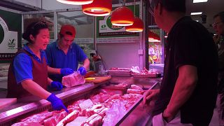 Çin'de domuz eti satan bir kasap