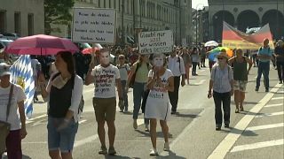 Les anti-masques défilent à Munich et Varsovie