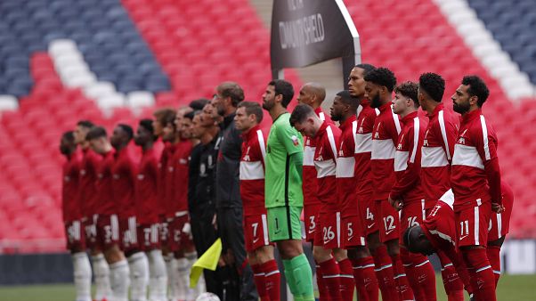 لاعبو أرسنال وليفربول يستمعون إلى نشيد الوطني قبل مباراة درع الاتحاد الإنجليزي 2020 لاعبو أرسنال وليفربول يستمعون إلى نشيد الوطني قبل مباراة درع الاتحاد الإنجليزي 2020