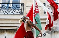 شاهد: نساء من حركة "فيمن" النسائية يقتحمن السفارة البيلاروسية في باريس