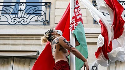 Activistas de Femen protestan en la embajada bielorrusa en París