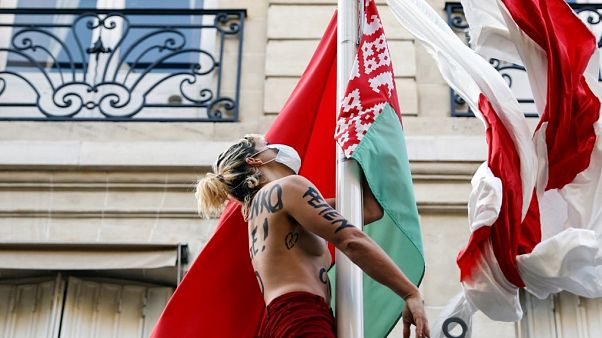 Activistas de Femen protestan en la embajada bielorrusa en París Activistas de Femen protestan en la embajada bielorrusa en París