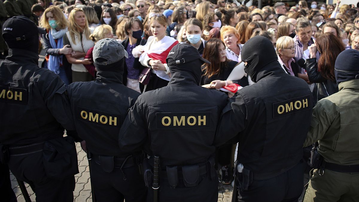 La polizia controlla la manifestazione delle donne a Minsk. 