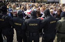 La polizia controlla la manifestazione delle donne a Minsk.