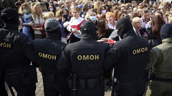 La polizia controlla la manifestazione delle donne a Minsk. La polizia controlla la manifestazione delle donne a Minsk.