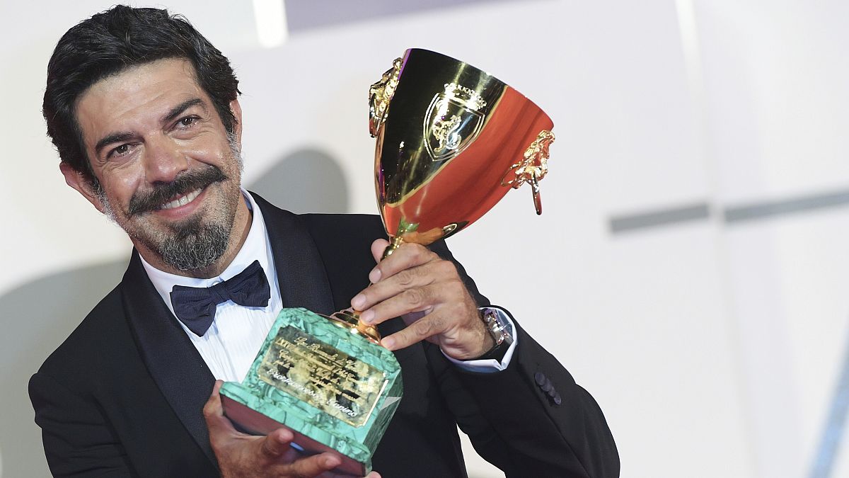 Coppa Volpi a Pierfrancesco Favino: miglior attore della 77.Mostra del Cinema di Venezia. 