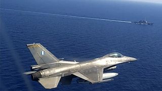 Un avión de la fuerza aérea griega participa en un ejercicio militar greco-estadounidense al sur de la isla de Creta, el lunes 24 de agosto de 2020