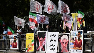Demonstranten versammelten sich nach der Hinrichtung vor der iranischen Botschaft in London