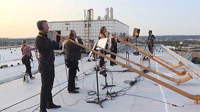 Trompas alpinas dão música nos telhados de Dresden